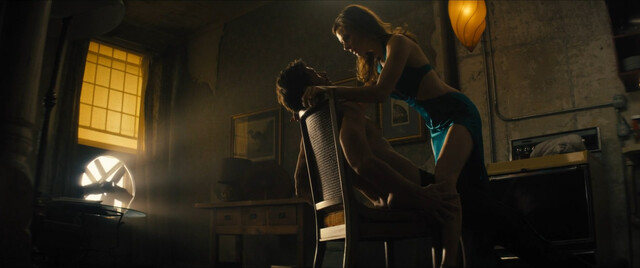 Rebecca Ferguson sexy, Thandiwe Newton sexy – Reminiscence (2021)