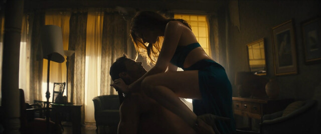 Rebecca Ferguson sexy, Thandiwe Newton sexy – Reminiscence (2021)
