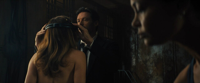 Rebecca Ferguson sexy, Thandiwe Newton sexy – Reminiscence (2021)