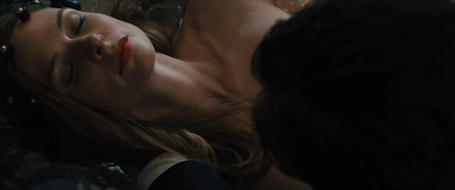 Rebecca Ferguson sexy, Thandiwe Newton sexy – Reminiscence (2021)
