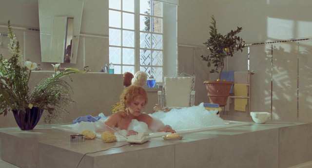 Geraldine Danon nude, Jeanne Moreau sexy – La vieille qui marchait dans la mer (1991)