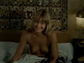 Sabine Glaser nude, Valerie Bonnier nude – L'homme qui aimait les femmes (1977)