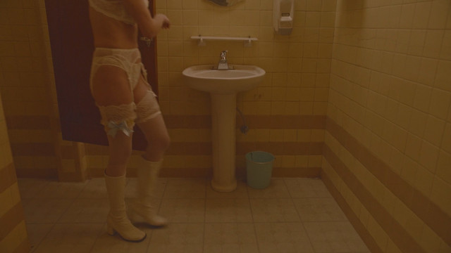 Bella Thorne sexy, Libby Mintz nude, Andreja Pejic sexy, Caroline D'Amore nude – Habit (2021)