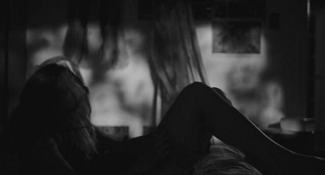 Julianne Cote nude, Catherine St-Laurent sexy – Tu dors Nicole (2014)