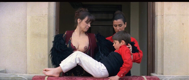 Mathilda May nude, Laura Mana nude – La teta y la luna (1994)