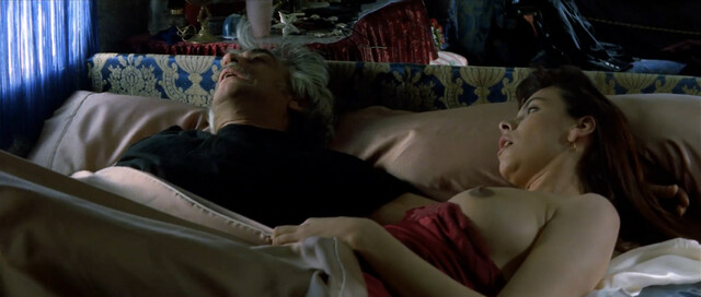 Mathilda May nude, Laura Mana nude – La teta y la luna (1994)
