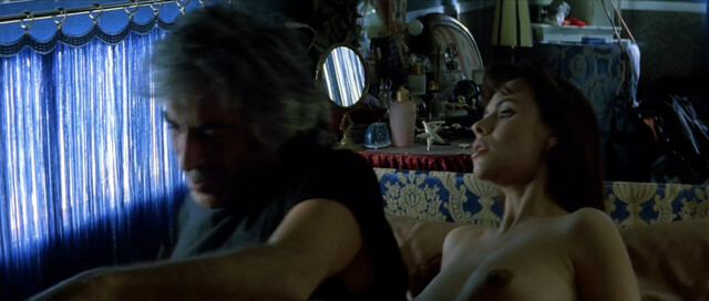 Mathilda May nude, Laura Mana nude – La teta y la luna (1994)