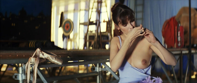 Mathilda May nude, Laura Mana nude – La teta y la luna (1994)