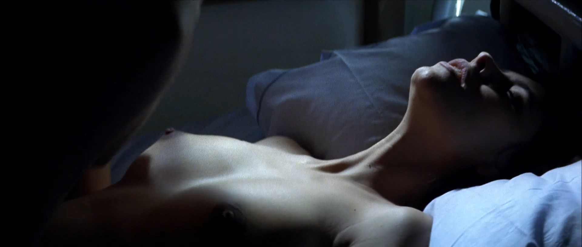 Mathilda May nude, Laura Mana nude – La teta y la luna (1994)