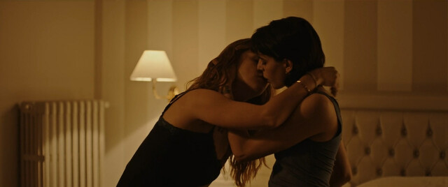 Agnese Claisse nude, Irene Splendorini nude, Matilde Gioli nude – Blue Kids (2017)