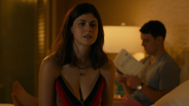 Alexandra Daddario sexy, Sydney Sweeney sexy, Brittany O’Grady sexy – The White Lotus s01e05 (2021)