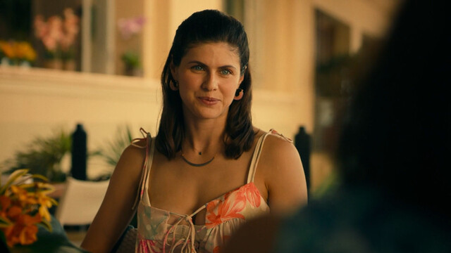 Alexandra Daddario sexy, Sydney Sweeney sexy, Brittany O’Grady sexy – The White Lotus s01e05 (2021)