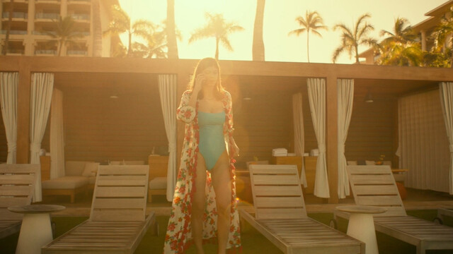 Alexandra Daddario sexy, Sydney Sweeney sexy, Brittany O’Grady sexy – The White Lotus s01e05 (2021)