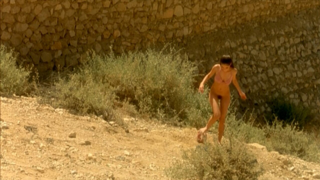 Netta Garti nude – Au bout du monde a gauche (Sof Ha'Olam Smola) (2004)