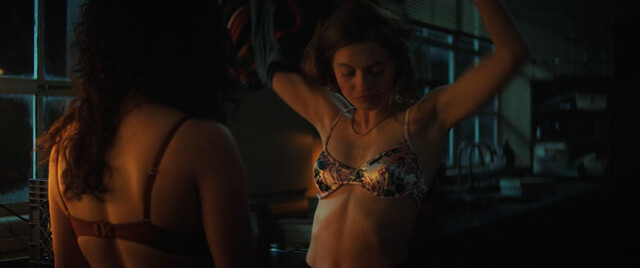 Olivia Scott Welch sexy, Kiana Madeira sexy, Julia Rehwald sexy – Fear Street Part 1 1994 (2021)