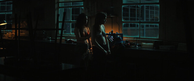 Olivia Scott Welch sexy, Kiana Madeira sexy, Julia Rehwald sexy – Fear Street Part 1 1994 (2021)