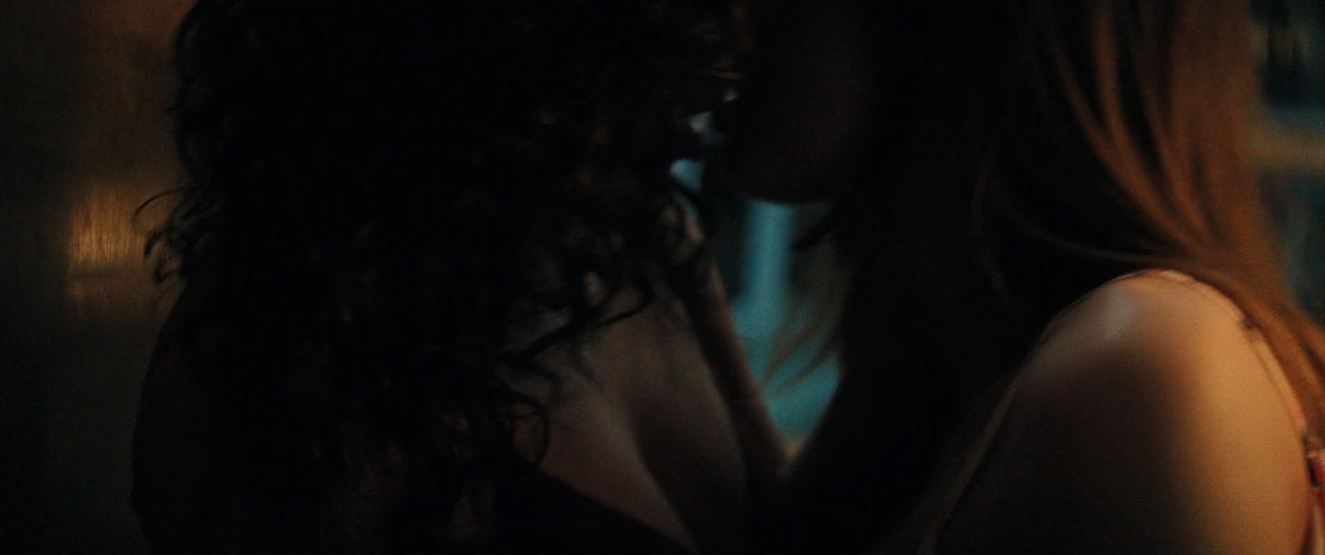 Olivia Scott Welch sexy, Kiana Madeira sexy, Julia Rehwald sexy – Fear Street Part 1 1994 (2021)