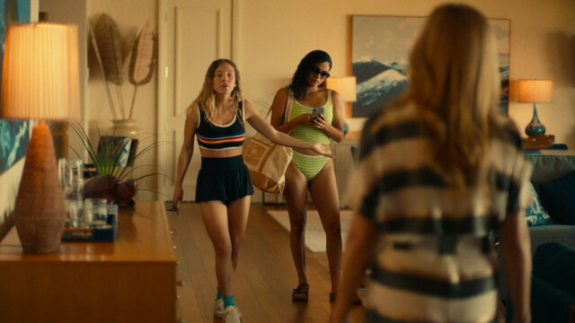Alexandra Daddario sexy, Sydney Sweeney sexy, Brittany O’Grady sexy, Connie Britton sexy – The White Lotus s01e01 (2021)