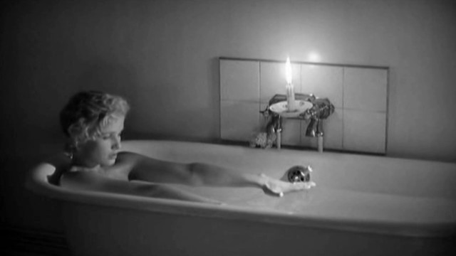 Gunilla Karlzen nude – La salle de bain (1989)