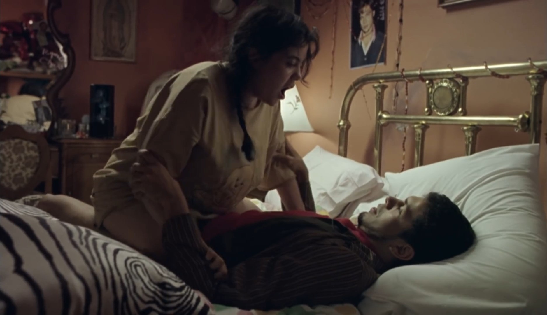 Catalina Lopez sexy, Edwarda Gurrola sexy – Me la debes (2002)