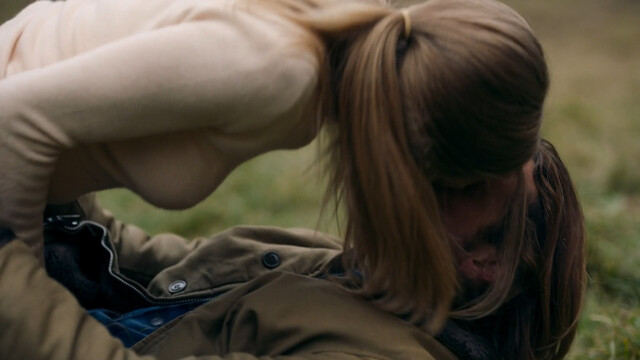 Amanda Seyfried sexy, Natalia Dyer sexy – Things Heard & Seen (2021)