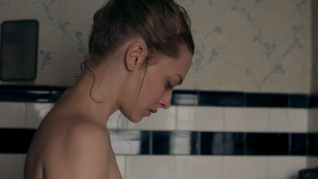 Amanda Seyfried sexy, Natalia Dyer sexy – Things Heard & Seen (2021)