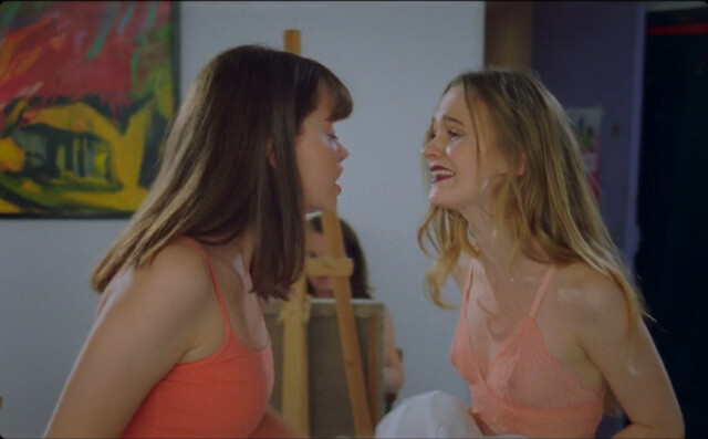 Manon Valentin sexy, Jessie Alain sexy – Vendredi sur Mer Les Filles Desir (2017)