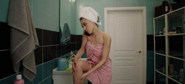 Yuliya Dzutseva (Julia Frantz) sexy – Pyat s plyusom (Surrounded By Daughters) s01e01 (2021)