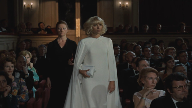 Mireille Darc nude – Le Retour du Grand Blond (1974)