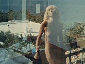 Mireille Darc nude – La valise (1973)