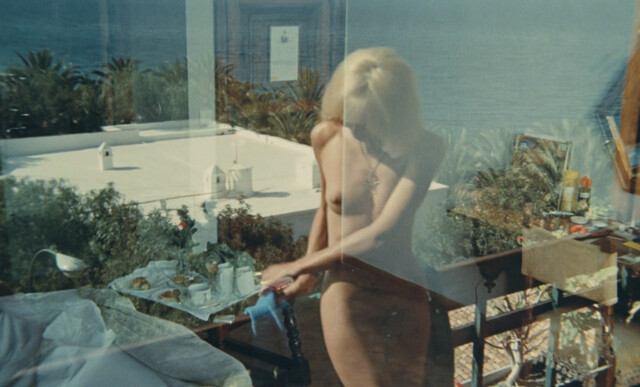 Mireille Darc nude – La valise (1973)
