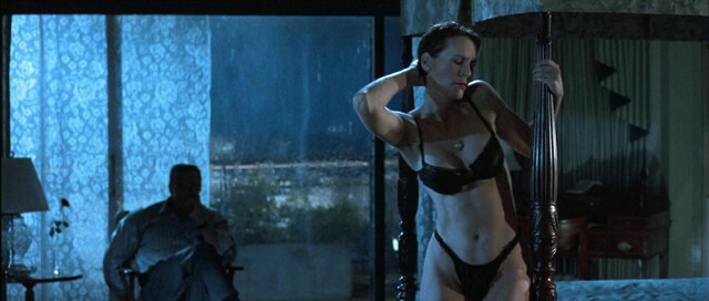 Jamie Lee Curtis sexy, Tia Carrere sexy – True Lies (1994)