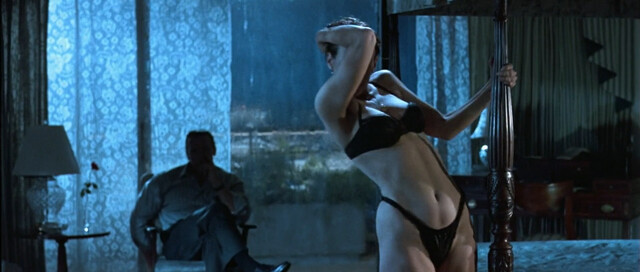 Jamie Lee Curtis sexy, Tia Carrere sexy – True Lies (1994)