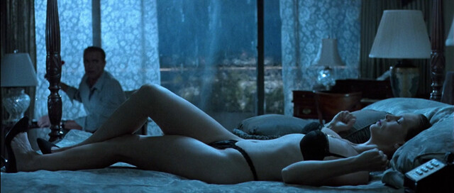 Jamie Lee Curtis sexy, Tia Carrere sexy – True Lies (1994)