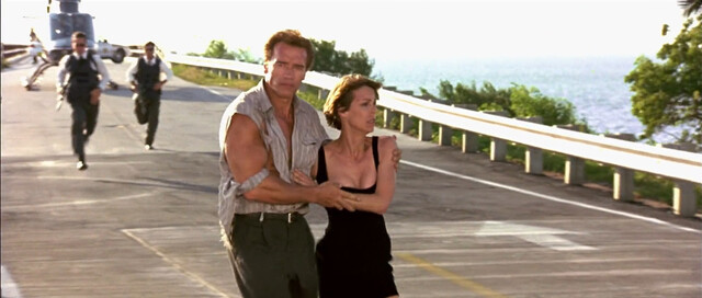 Jamie Lee Curtis sexy, Tia Carrere sexy – True Lies (1994)