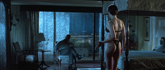 Jamie Lee Curtis sexy, Tia Carrere sexy – True Lies (1994)