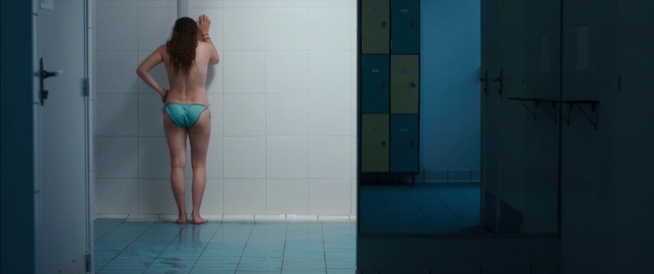 Cosima Bevernaege sexy – Les amoureuses (2015)