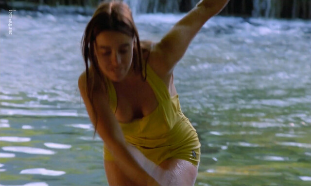 Elodie Bouchez nude – Les roseaux sauvages (1994)