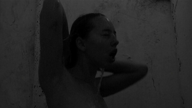Isild Le Besco nude – A tout de suite (2004)