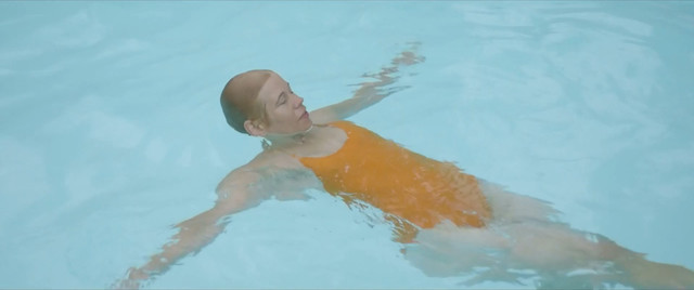 Nina Schwabe nude – A Fish Swimming Upside Down (Ein Fisch, der auf dem Rucken schwimmt) (2020)
