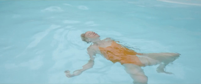 Nina Schwabe nude – A Fish Swimming Upside Down (Ein Fisch, der auf dem Rucken schwimmt) (2020)