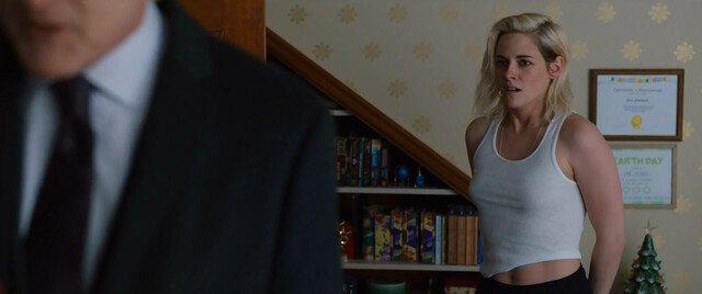 Mackenzie Davis sexy, Kristen Stewart sexy – Happiest Season (2020)