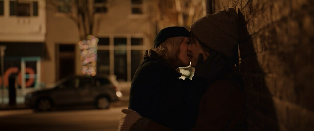 Mackenzie Davis sexy, Kristen Stewart sexy – Happiest Season (2020)