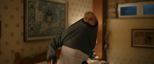 Mackenzie Davis sexy, Kristen Stewart sexy – Happiest Season (2020)