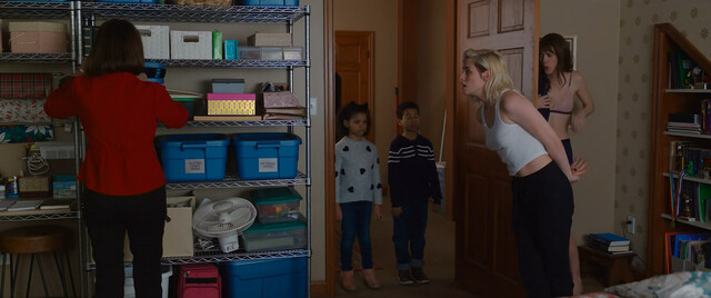 Mackenzie Davis sexy, Kristen Stewart sexy – Happiest Season (2020)