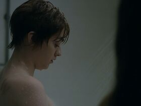 Maisie Williams sexy, Anya Taylor-Joy sexy – The New Mutants (2020)