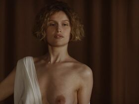 Laetitia Casta nude – La Jeune fille et les loups (2008)