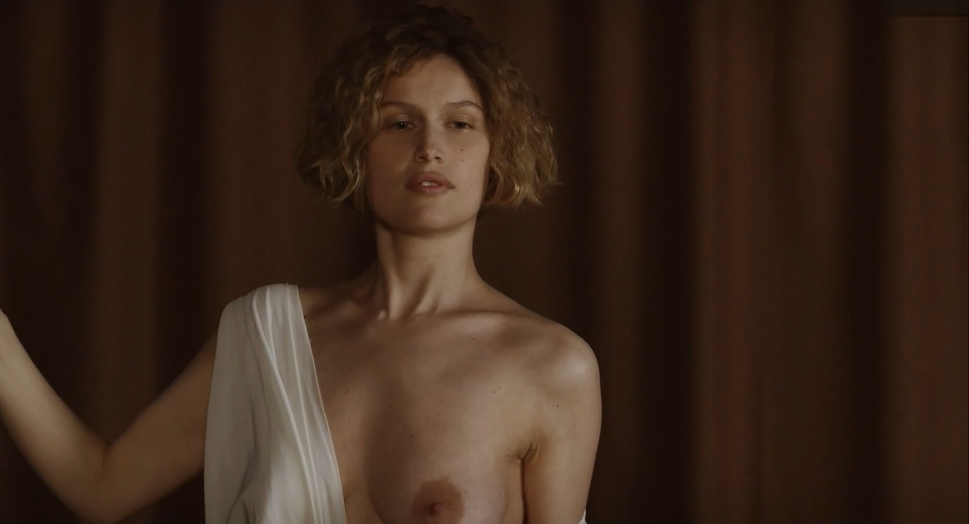 Laetitia Casta nude – La Jeune fille et les loups (2008)