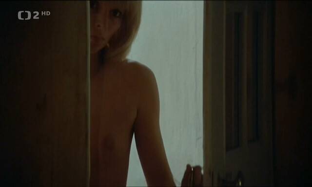 Mireille Darc nude – Les seins de glace (Someone Is Bleeding) (1974)
