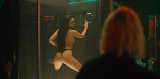 Maika Monroe sexy - Watcher (2022)